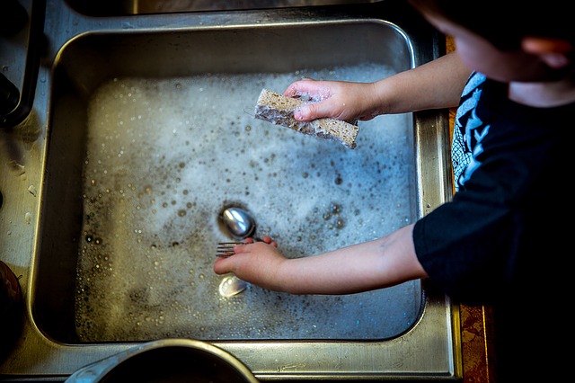 washing-dishes-1112077_640